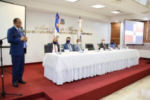 Contralor Catalino Correa da la bienvenida a los participantes