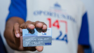 Entrega-de-bonos-a-jovenes-del-Programa14-24-1