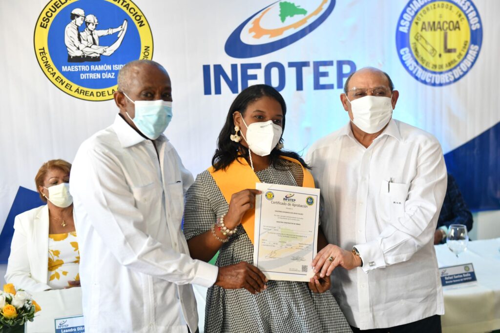 INFOTEP-Y-AMACOA-entregaron-los-certificados-a-egresados-como-Tecnicos-Maestros-Constructores
