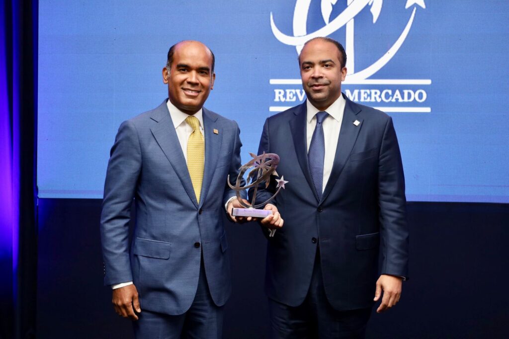 Víctor Rojas y Samuel Pereyra recibiendo el premio