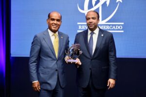 Víctor Rojas y Samuel Pereyra recibiendo el premio