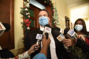 mano-de-persona-sosteniendo-teléfono-celular-en-la-mano-0be81290