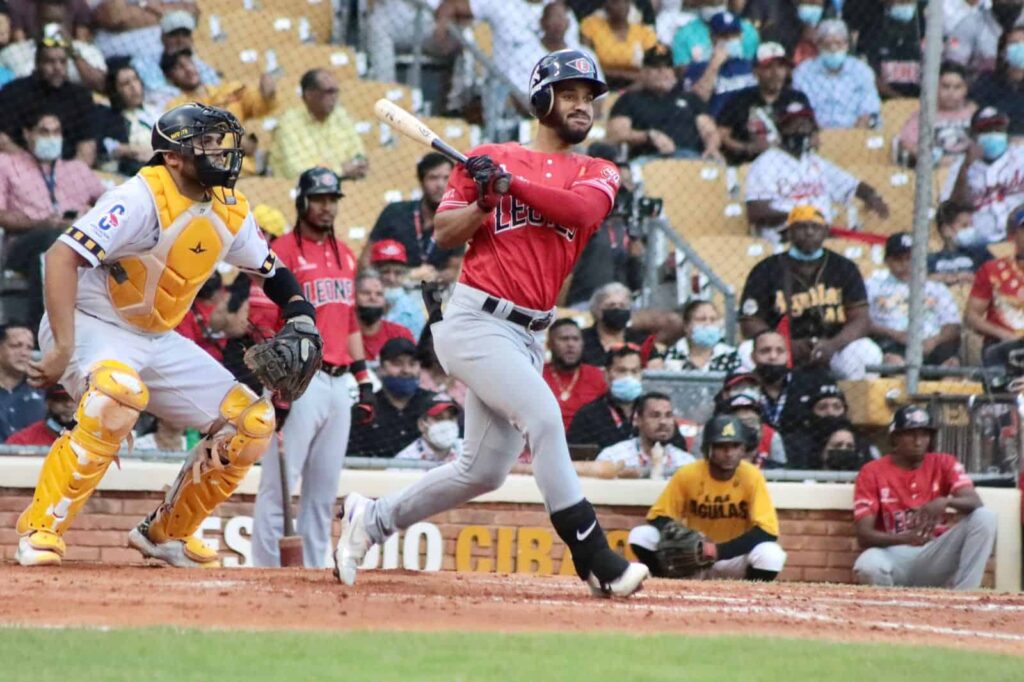 un-jugador-de-beisbol-con-espectadores-7d0bea1e