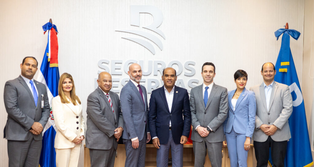 Ejecutivos del Hospital New York Presbyterian durante la visita a Seguro...