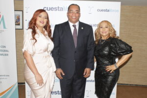 Escritoras-Catherine-Contreras-y-Rufina-Beltre-junto-al-contralor-Catalino-Correa