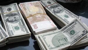El euro se mantiene en paridad con el dólar tras haber caído temporalmente