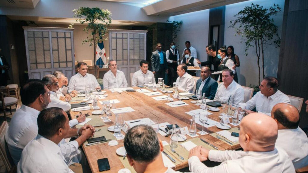 Presidente-Abinader-se-reune-con-representantes-de-lineas-aereas-nacionales-1