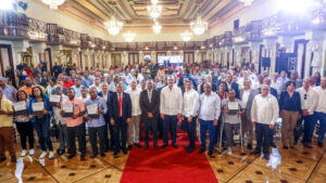 Presidente-Abinader-con-agricultores