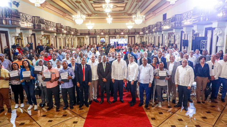 Presidente-Abinader-con-agricultores