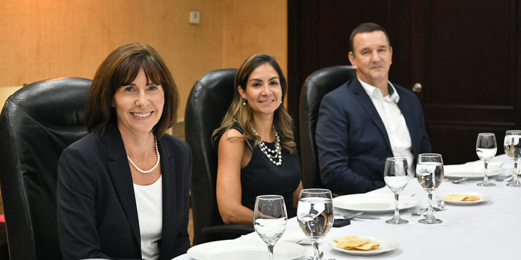 primera-katharina-falkner-olmedo-del-bid-vielka-pimentel-y-glles-damais-jefe-de-operaciones-dpolanco-8-1024x512-1