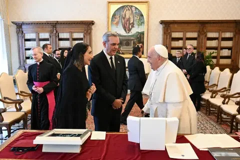Abinader-se-reunio-30-minutos-con-el-papa.jpg
