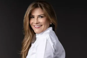 Carolina-Mejia-foto-oficial-campana-2024-by-Robert-Vasquez-01-12-2023-Horiz-1024x689-1