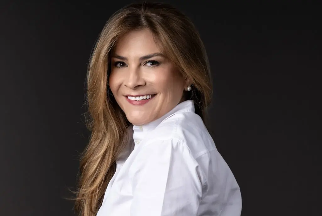 Carolina-Mejia-foto-oficial-campana-2024-by-Robert-Vasquez-01-12-2023-Horiz-1024x689-1