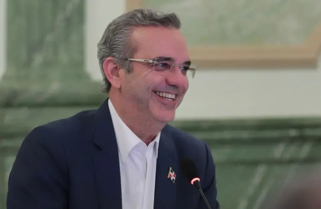 Luis-abinader-riendo-1
