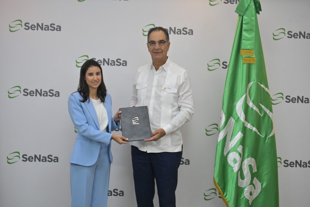 Diane Desiree Borrelly, directora de operaciones de IntraCare y el doctor Santiago Hazim, director ejecutivo de SeNaSa