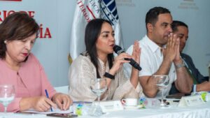 Faride-Raful-junto-a-los-viceministros-Angela-Jaquez-y-Edwin-Feliz