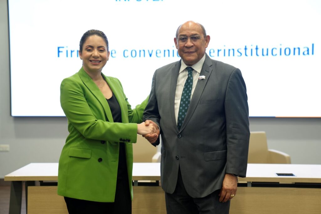 Gloria-Reyes-directora-general-de-SUPERATE-y-Rafael-Santos-Badia-director-general-del-INFOTEP