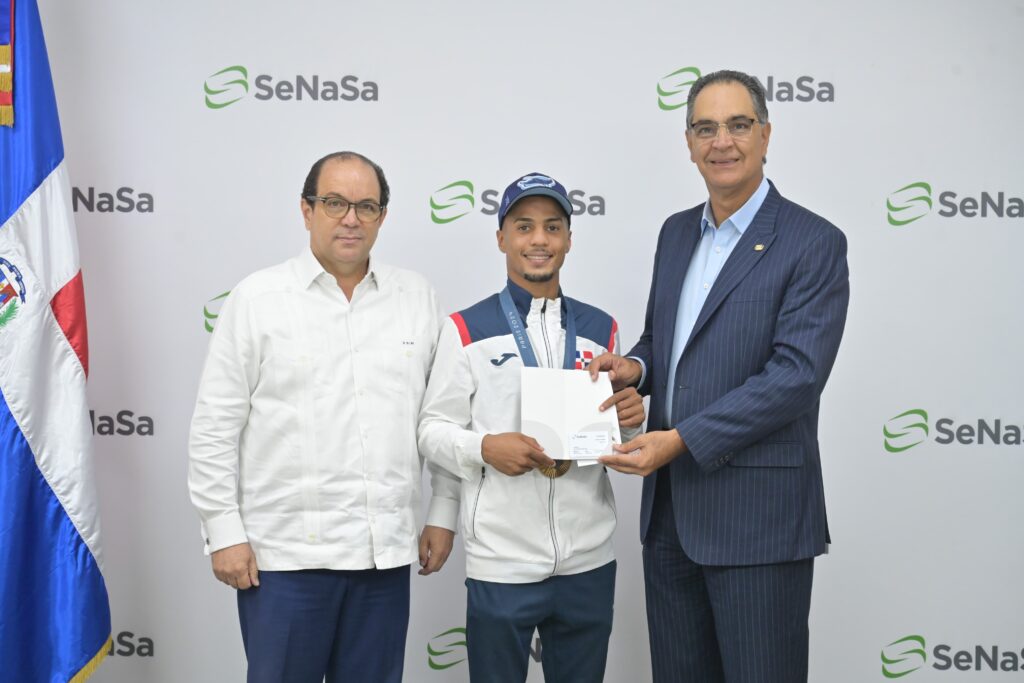 Franklin De La Mota, Junior Alcántara (medalla de bronce) y el doctor Santiago Hazim