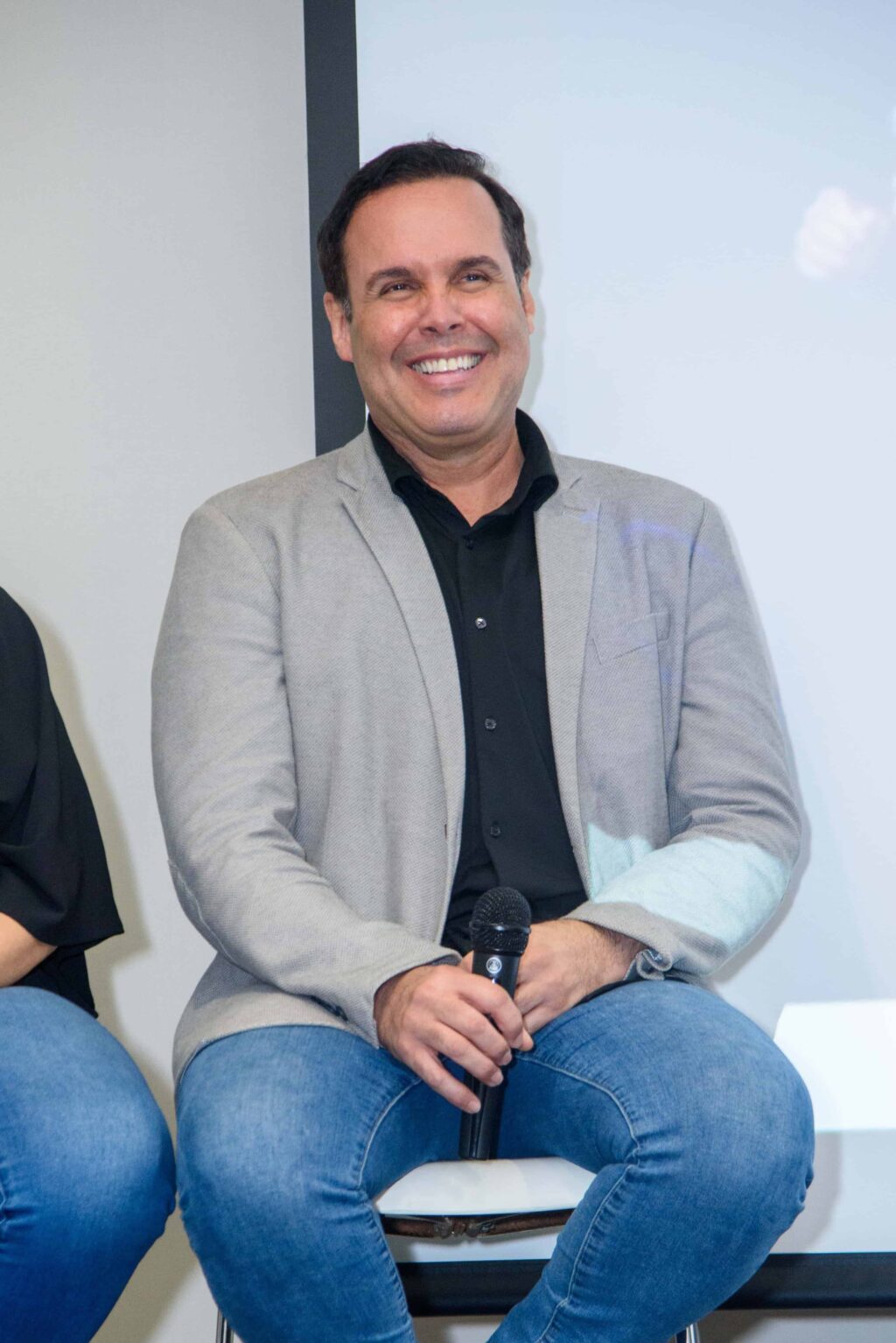 hombre-sentado-en-una-silla-1bc1a020