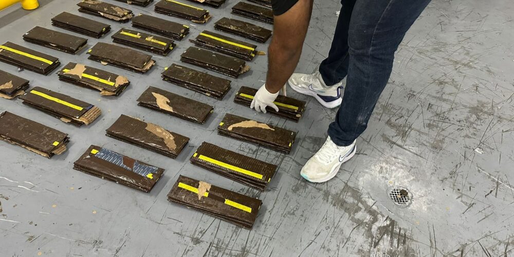 Post-de-Instagram-Feliz-Cumpleanos-Sencillo-Minimalista-Azul-1000-x-500-px-2025-01-20T105115.115