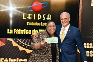 Ganadora-Tania-Almonte-y-Manuel-Abreu-director-de-sorteo-en-Leisa-Foto-Fuente-Externa-2-1536x1021