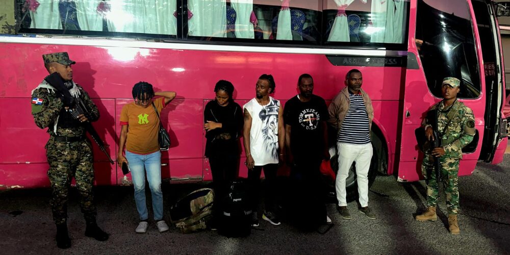 Post-de-Instagram-Feliz-Cumpleanos-Sencillo-Minimalista-Azul-1000-x-500-px-2025-03-12T105448.037