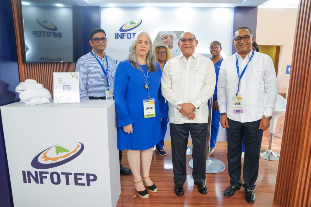 Rafael Santos Badía, director general del Infotep, junto a Rayza Pichardo directora de competitividad empresarioal en el Stan de Infotep en DATE 2025
