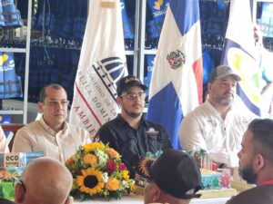 Elvis Pérez Veras, del INFOTEP, Carlos Batista viceministro y Paíno Henríquez, ministro de Medio Ambiente
