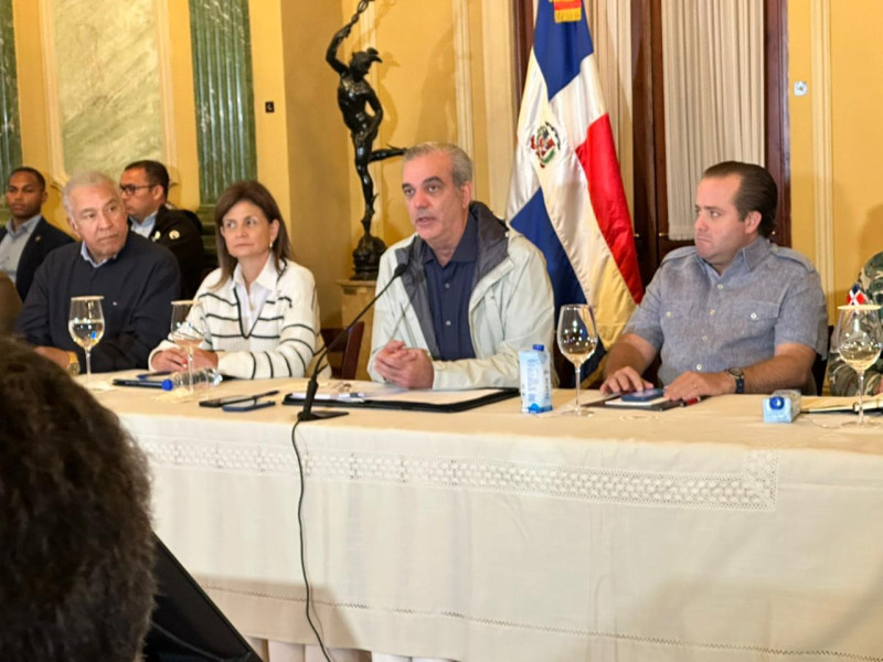 El presidente Luis Abinader en compañía de la vicepresidenta de la República, Raquel Peña y de José Ignacio Paliza, ministro de la Presidencia