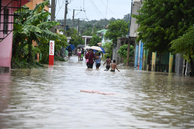 Inundación en el barrio Moscú, San Cristóbal, debido a las intensas lluvias de este jueves por la tormenta Melissa
