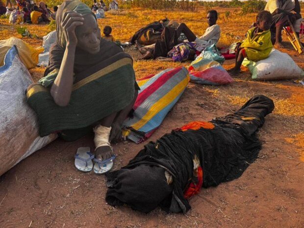 Civiles-sudaneses-desplazados-cargan-los-cuerpos-de-sus-familiares-asesinados-620x465