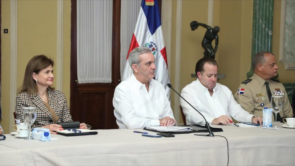 El-Pdte.-@LuisAbinader-encabezo-un-encuentro-con-ministros-directores-y-alcaldes-para-coordinar-1
