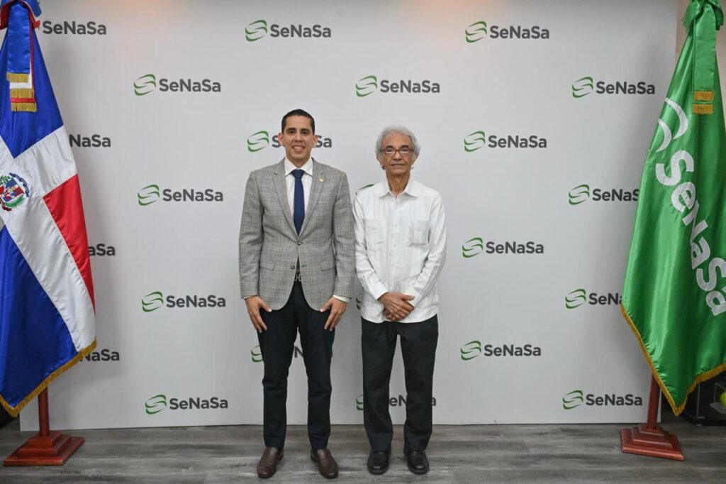 Doctor Edward Guzmán, director ejecutivo de SeNaSa, y el doctor Rafael Mena, presidente de Andeclip