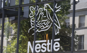 Nestlé retira leches infantiles en varios países, incluidos siete latinos