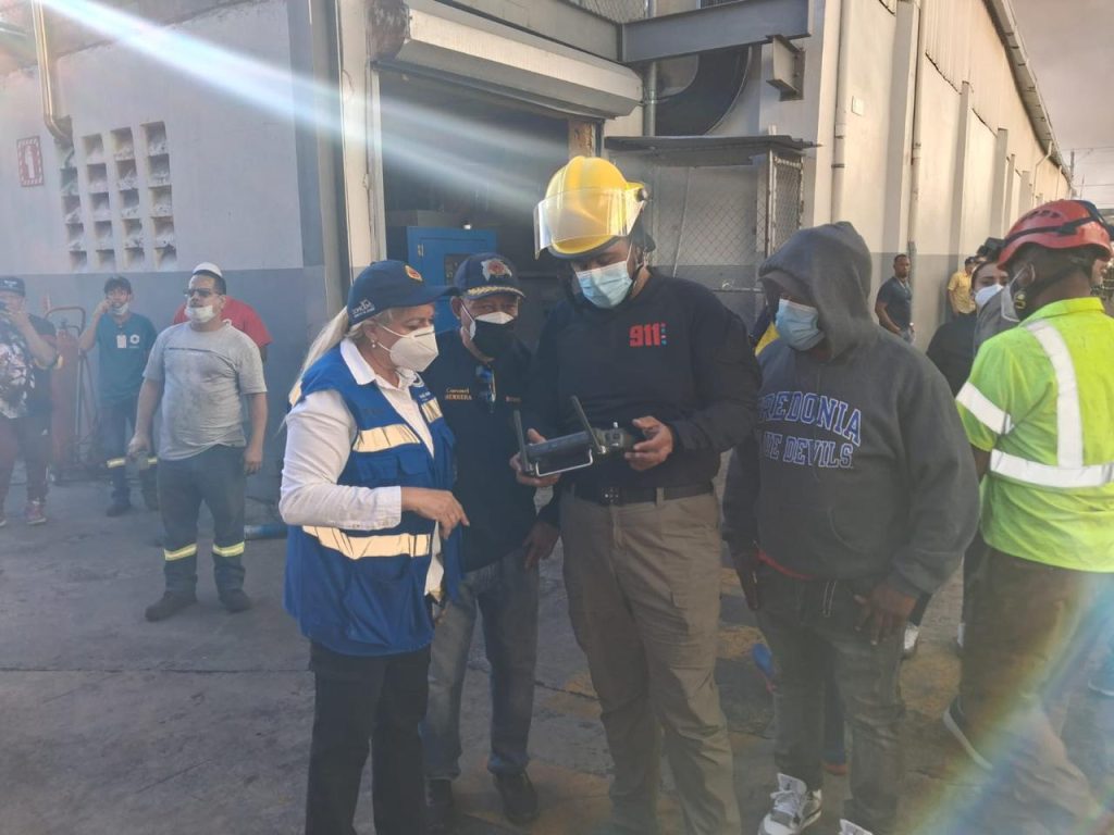 911 asiste incendio en Bajos de Haina (1)