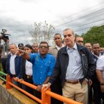 Abinader recorre Santo Domingo Oeste y garantiza asistencia del Gobierno a familias afectadas