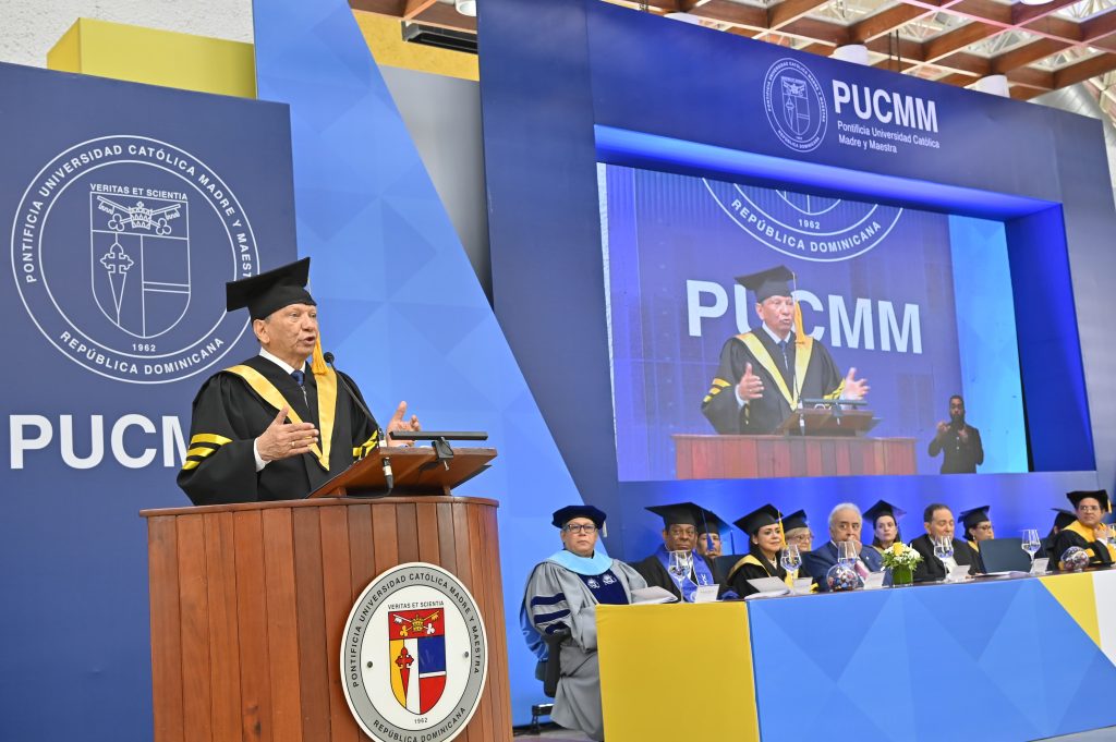 3 Leonardo Aguilera discurso graduación PUCMM