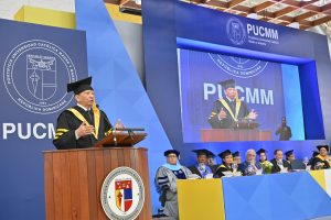 3 Leonardo Aguilera discurso graduación PUCMM