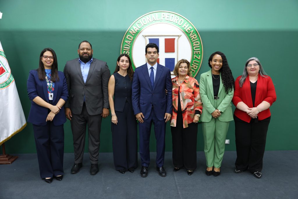 Wellington Arnaud, director ejecutivo del INAPA, impartió una conferencia en la UNPHU donde destacó avances en saneamiento y agua potable, reiterando la importancia de aprobar una Ley de Agua en República Dominicana.