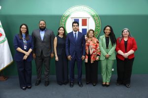 Wellington Arnaud, director ejecutivo del INAPA, impartió una conferencia en la UNPHU donde destacó avances en saneamiento y agua potable, reiterando la importancia de aprobar una Ley de Agua en República Dominicana.
