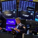 Wall Street sube mientras petróleo cae un 5%