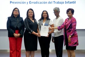 Entrega de certificados del diplomado Derecho de la Niñez, Prevención y Erradicación del Trabajo Infantil (4)