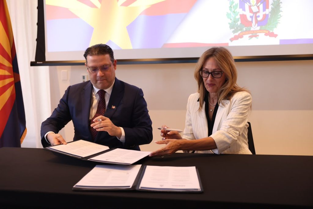 ministro-yayo-sanz-lovaton-firma-alianza-con-arizona-para-impulsar-la-industria-de-semiconductores-02 (1)
