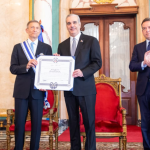 Presidente Luis Abinader condecora al excanciller Roberto Álvarez con la Orden del Mérito de Duarte, Sánchez y Mella, en el grado de Gran Cruz Placa de Plata
